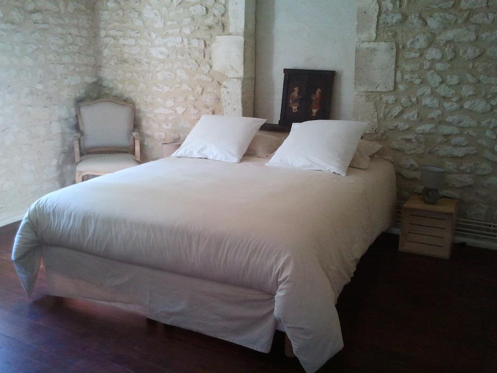 Chambres D'Hotes La Grange Au Bois Champagne-et-Fontaine Room photo