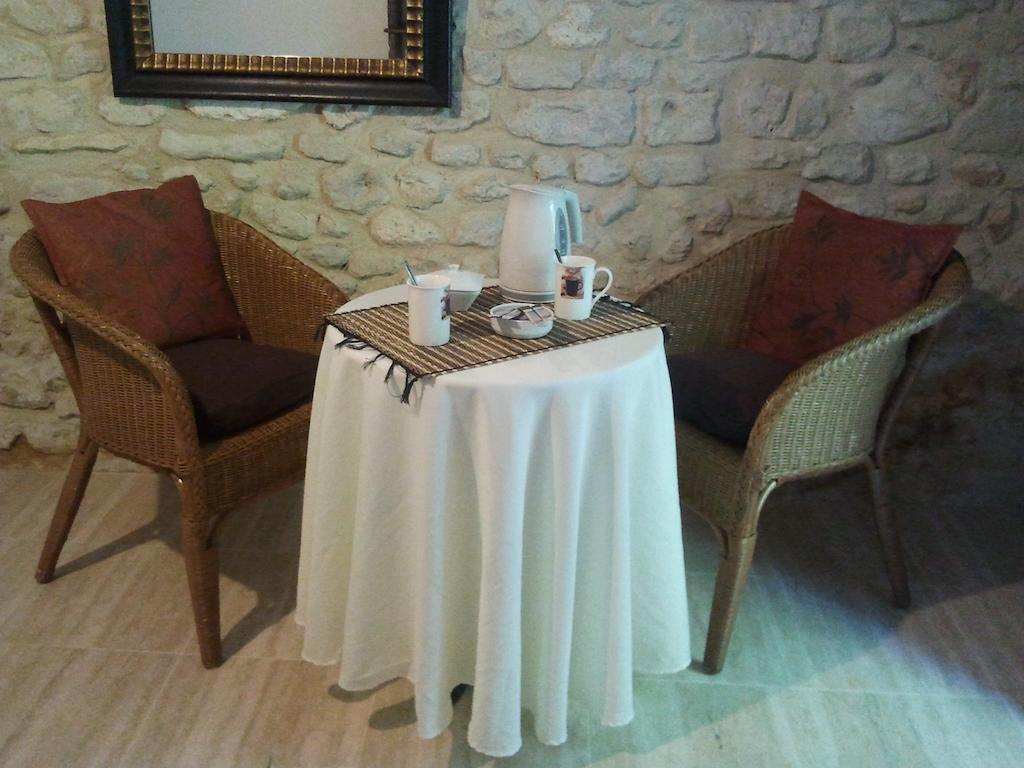 Chambres D'Hotes La Grange Au Bois Champagne-et-Fontaine Room photo