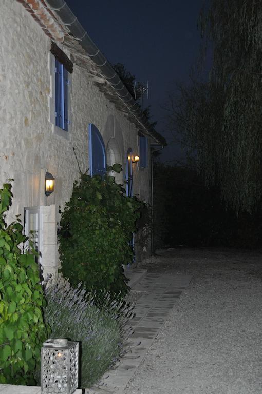 Chambres D'Hotes La Grange Au Bois Champagne-et-Fontaine Exterior photo